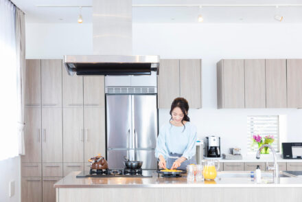 キッチンの背面収納は後付けできる？収納の選び方のポイントについて