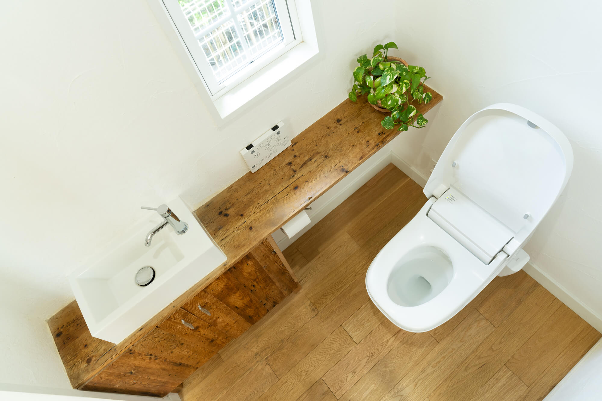 トイレの床のトラブルを解決！原因別の対処方法やリフォームが必要なケースについて