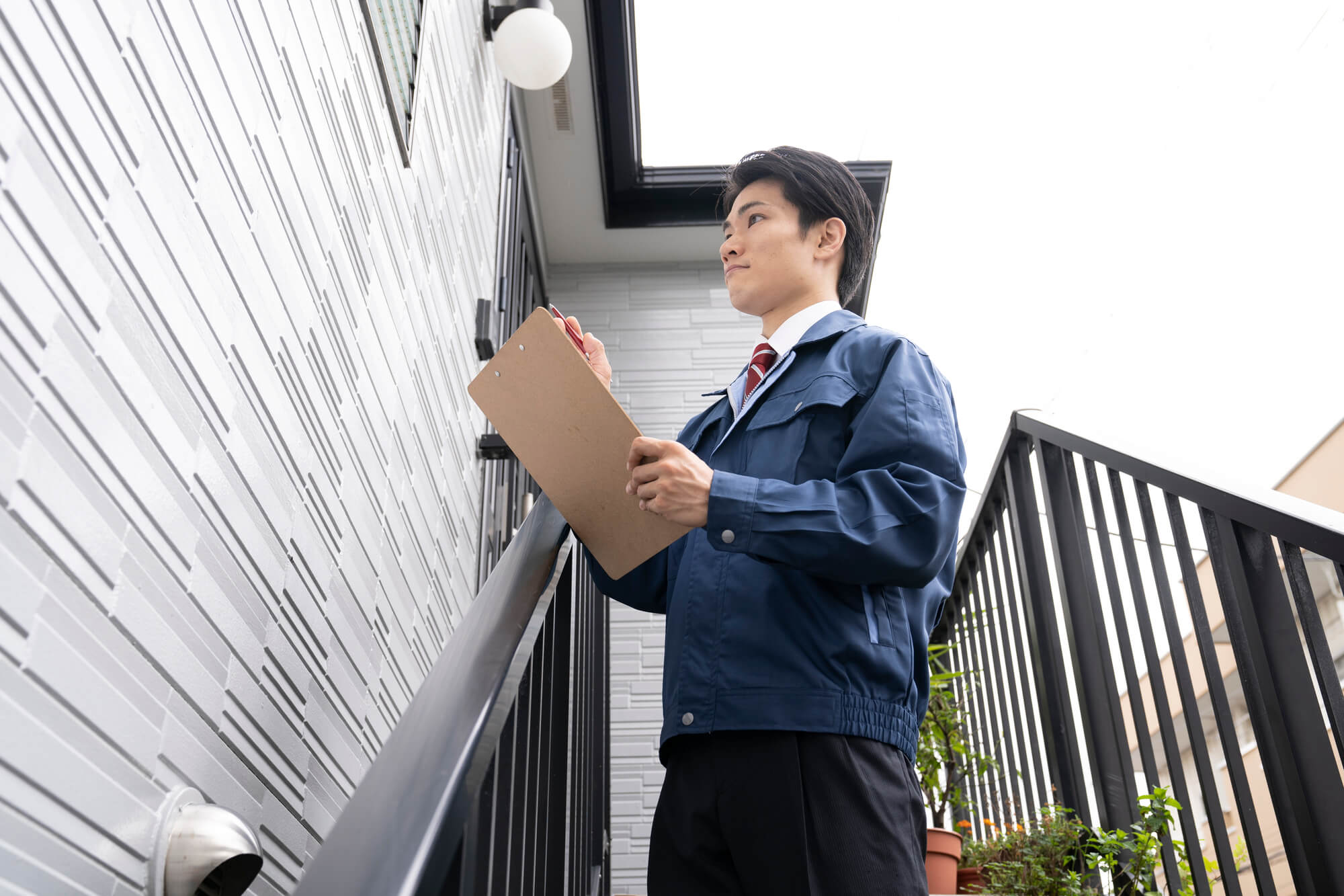 外壁塗装の施工事例や保証、相談体制を確認するイメージ