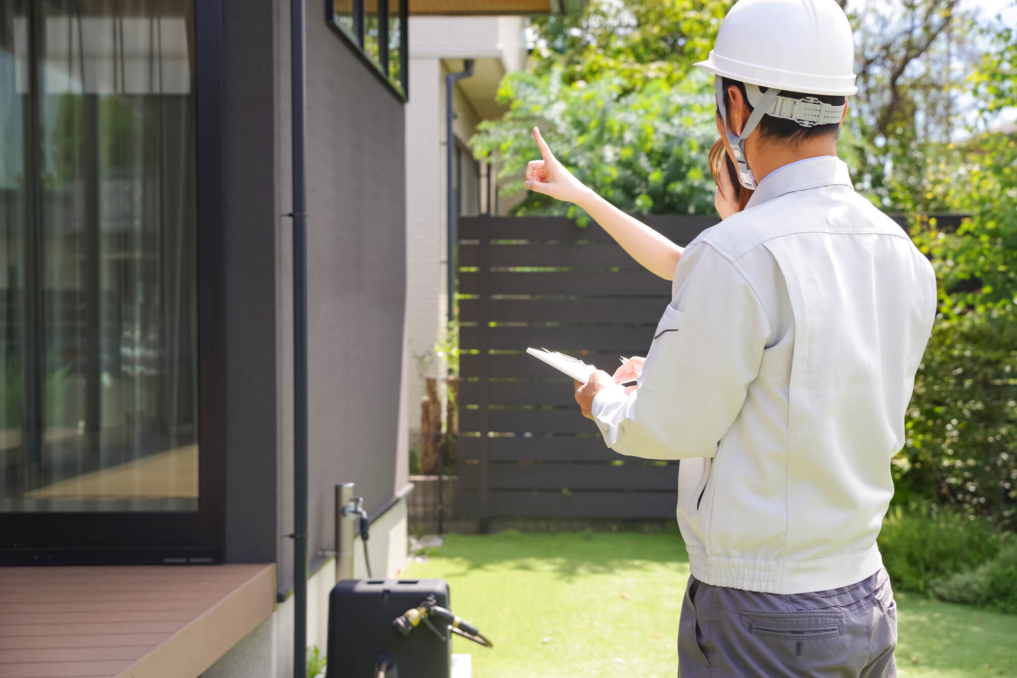 住宅リフォームについて打ち合わせをする業者と施主